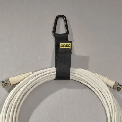 Rip-Tie - J-B6-T - One Inch Wide CableCarrier with Black Triangle Carabiner, 1″ x 6″